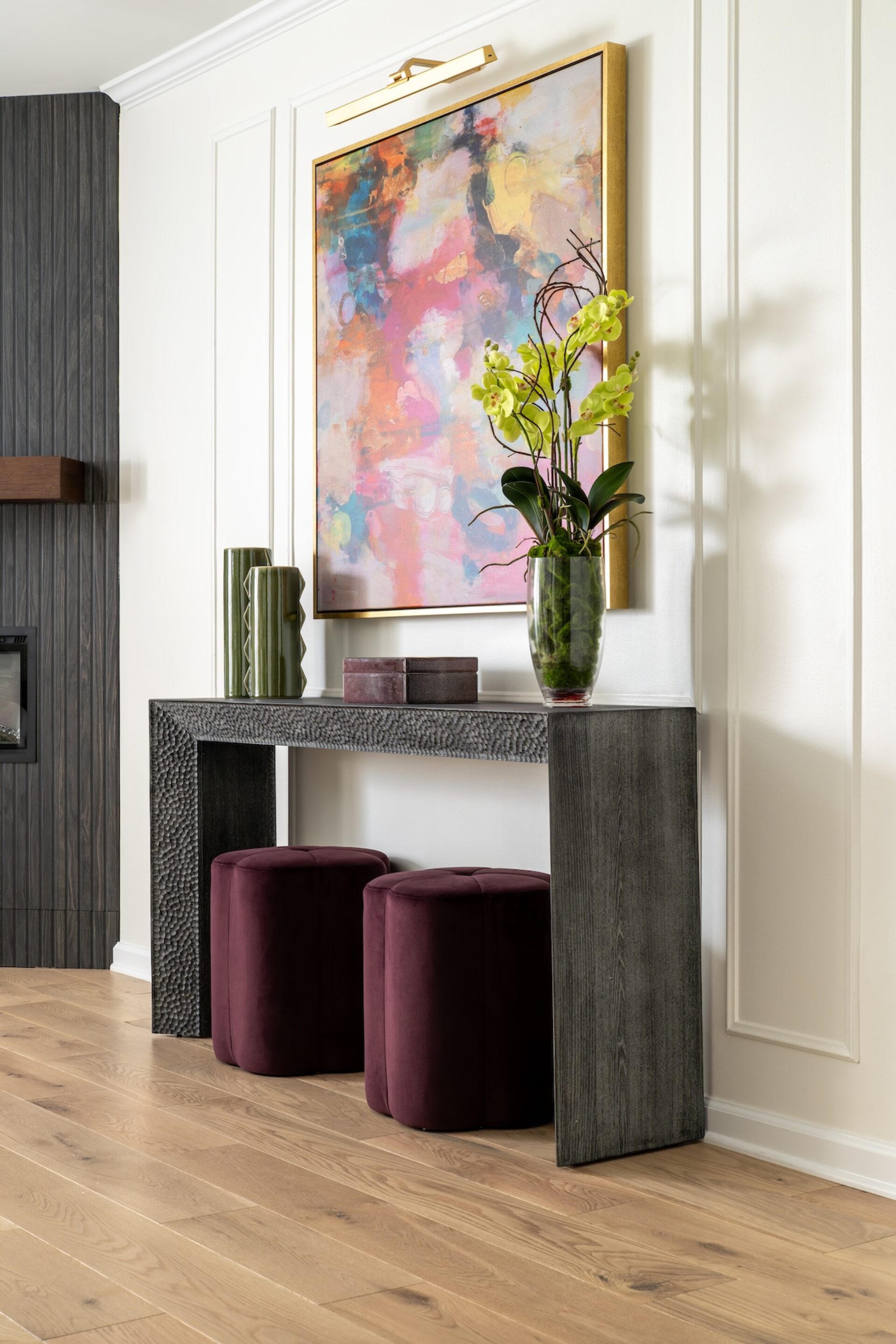 Console Table With Vase And Ottomans