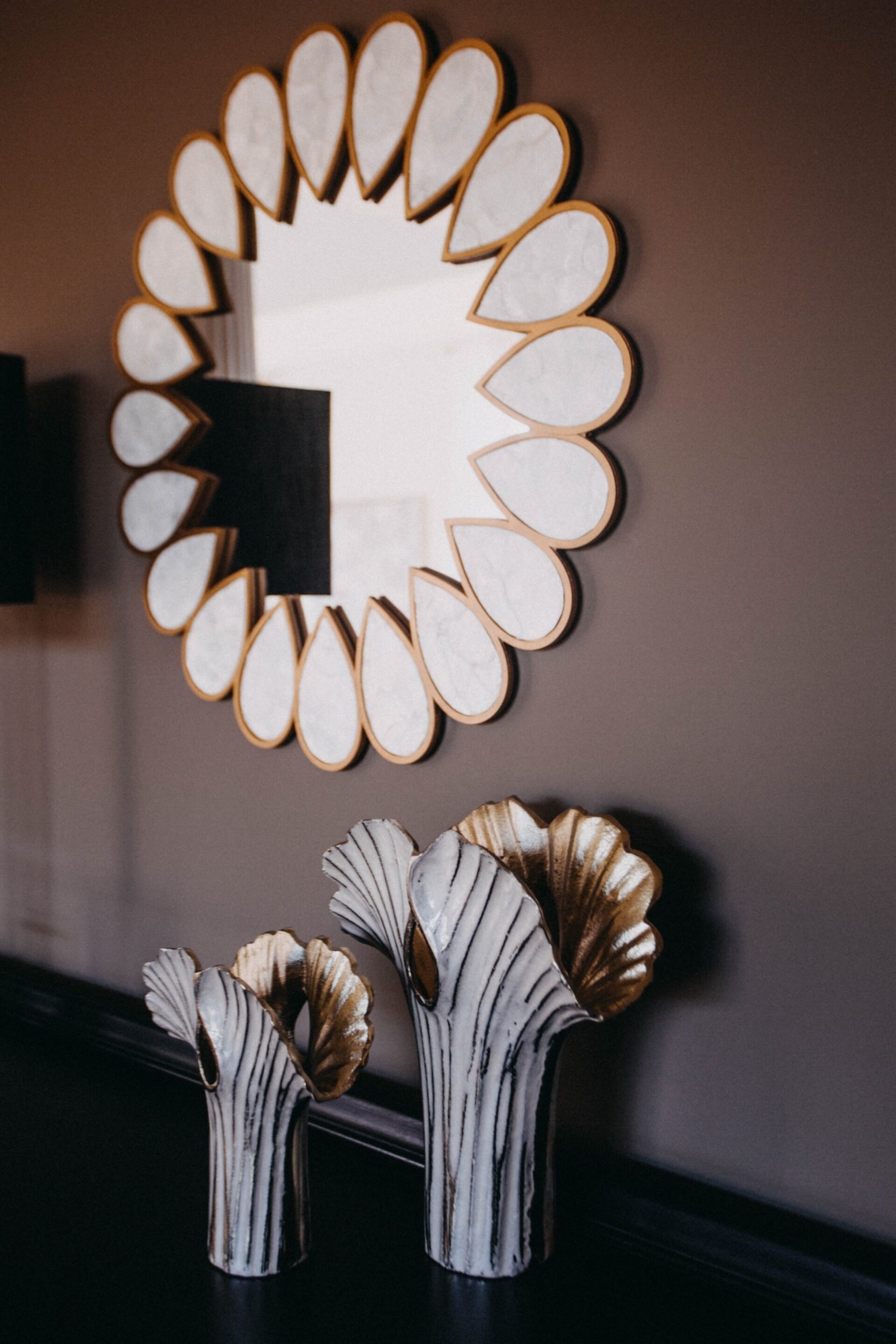 Teardrop Mirror And Vases Dining Room